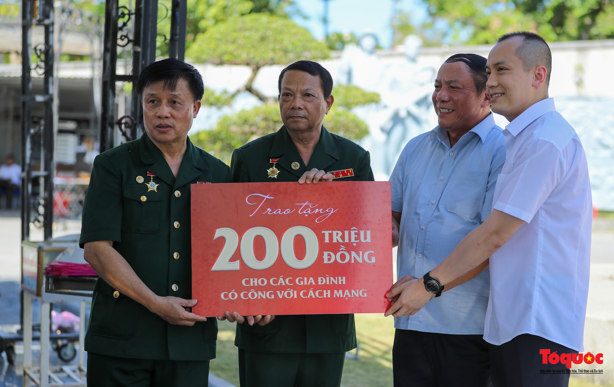 Cũng trong khuôn khổ chương trình công tác, Bộ trưởng Bộ VHTTDL Nguyễn Văn Hùng đã trao 200 triệu đồng cho các gia đình có công với cách mạng trên địa bàn Quảng Trị.